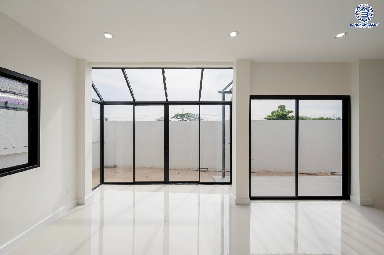 บ้านมือสองตกแต่งใหม่ โครงการ ปฐวีกาญจน์ ประชาชื่น-แจ้งวัฒนะ ทำเลโซนเมือง ดีไซน์สุด Classic ใกล้เซ็นทรัลแจ้งวัฒนะ สนามบินดอนเมือง เดินทางสู่ใจกลางเมืองได้อย่างรวดเร็วด้วย ทางด่วน"ศรีสมาน" และรถไฟฟ้าสายสีชมพู "สถานีเมืองทองธานี" บนเนื้อที่ 61.6 ตร.ว. ฟังก์ชัน 3 ห้องนอน 4 ห้องน้ำ 1 ห้องแม่บ้านพร้อมห้องน้ำ จอดรถได้ 2 คัน